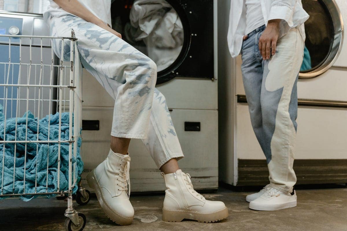 10 idées de tenues parfaites pour accompagner des chaussures blanches